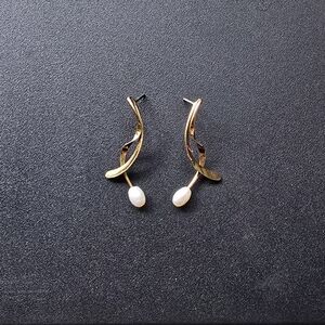 14k Solid Gold Freshwater Pearl Earrings